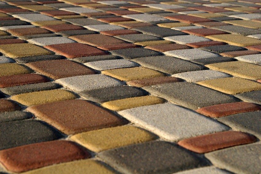 Hay muchos patrones interesantes de pavimentación de azulejos."Старый город", которые позволят создать уникальный дизайн участка